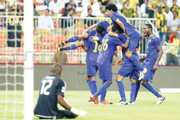 لاعبو النصر يحتفلون بهدفهم الأول في مرمى الاتحاد (تصوير: محمد المانع)
