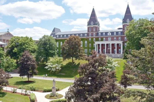 كليات أميركية تجمع الملايين عبر منصات «التواصل الاجتماعي»