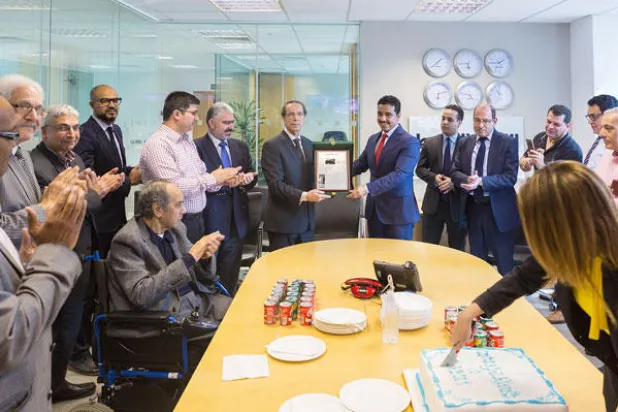 أسرة «الشرق الأوسط» تحتفي بالزميل ربعي المدهون بعد فوزه بجائزة «البوكر» للرواية