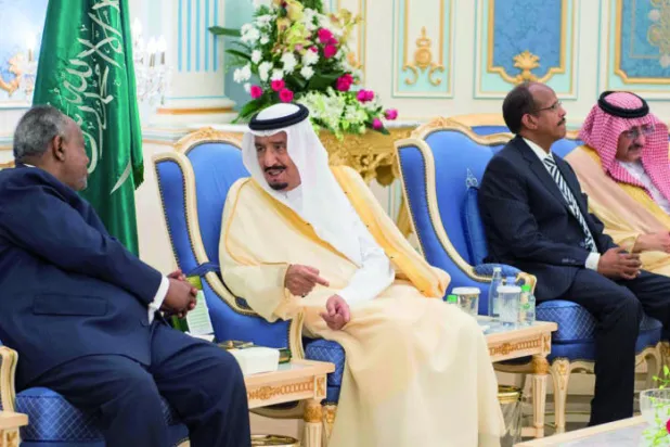 خادم الحرمين الشريفين الملك سلمان بن عبد العزيز خلال استقباله إسماعيل عمر جيلة رئيس جمهورية جيبوتي والوفد المرافق له ويبدو الأمير محمد بن نايف بن عبد العزيز ولي العهد (أ.ف.ب)