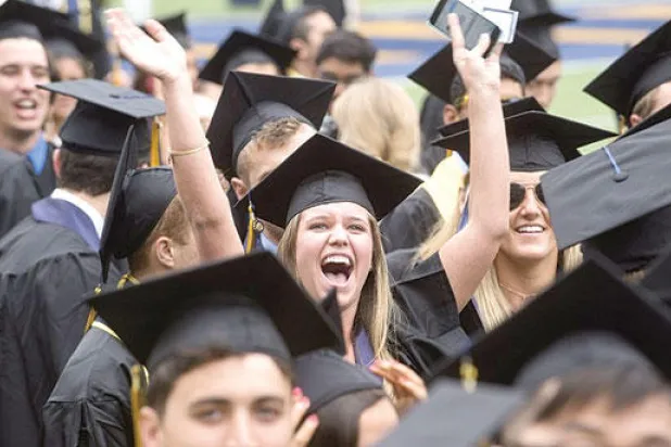 خريجو الجامعات الأميركية.. بين بشرى زيادة الوظائف وإحباط ضعف الرواتب