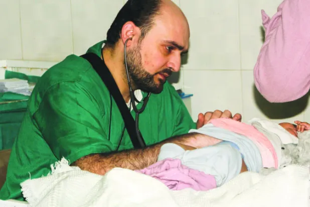 طبيب من حلب يخاطر بحياته لإنقاذ الآخرين