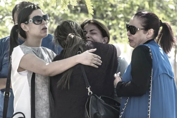 بعض من اهالي ضحايا الطائرة المصرية التي تحطمت أمس في طريقها من باريس إلى القاهرة (رويتر) (أ ف ب)