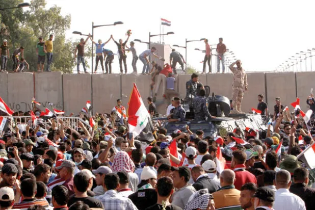 أنصار الصدر يتظاهرون بالمطارق عوضًا عن الورود في بغداد