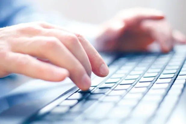 رسائل الحب الإلكترونية.. عواطف باردة وانتقام في العلن