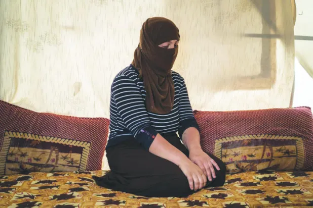 مقاتلو «داعش» يتاجرون بالنساء {المختطفات}.. عبر الإنترنت