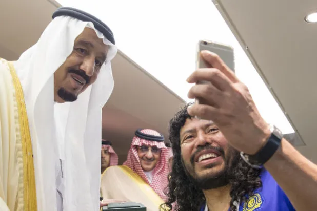 هيغيتا يخسر الكأس.. ويفوز بسيلفي تاريخي مع الملك