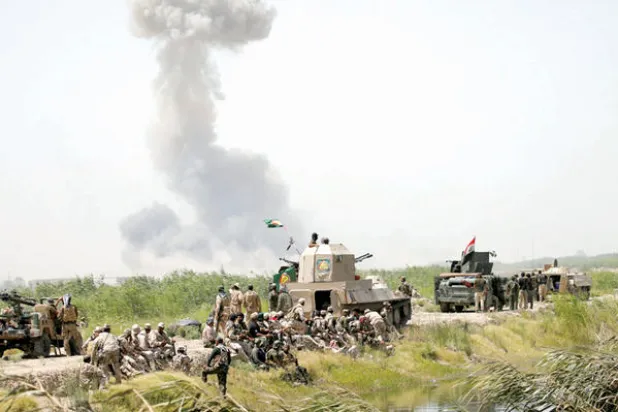 الدخان يتصاعد على أطراف الفلوجة المحاصرة من كل الجهات من القوات العراقية (رويترز)