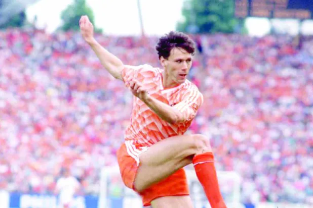 تاريخ  كأس أوروبا (8): هولندا تنتزع كأس البطولة الثامنة عن جدارة.. وسطوع نجم فان باستن