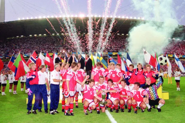  الدنماركيون يحتفلون بكأس بطولة 1992 (غيتي) 