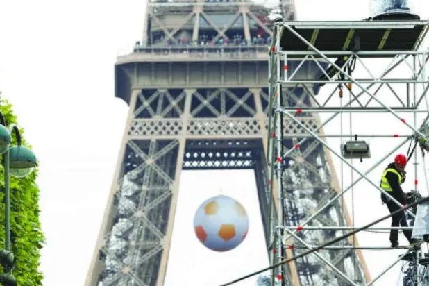 مبالغة فرنسا بزيادة القوات الأمنية لحراسة «إيفل» و«اللوفر» على المحك