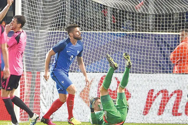 آخر هدف من هدفين أحرزهما غيرو في مباراة اسكوتلندا الودية (أ.ف.ب)