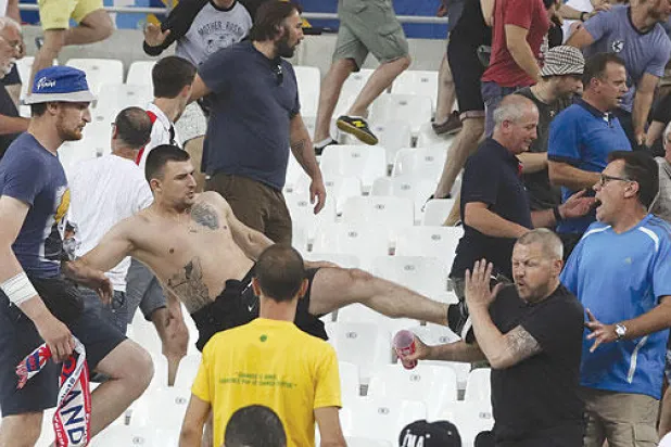 معركة بين الجماهير الروسية والإنجليزية من دون فواصل أمنية (أ.ب)