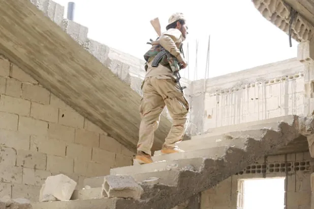 مقاتل من المجلس العسكري التابع للمعارضة السورية في مدينة منيج (أ.ف.ب)