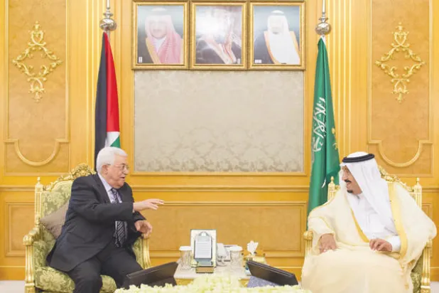 جانب من جلسة المباحثات التي عقدها الملك سلمان مع الرئيس الفلسطيني محمود عباس أمس في جدة (واس)