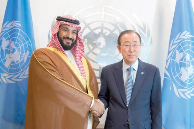 الأمير محمد ين سلمان ولي ولي العهد والأمين العام للأمم المتحدة بان كي مون خلال لقاء الجانبين في المنظمة الأممية في نيويورك (تصوير: بندر الجلعود)