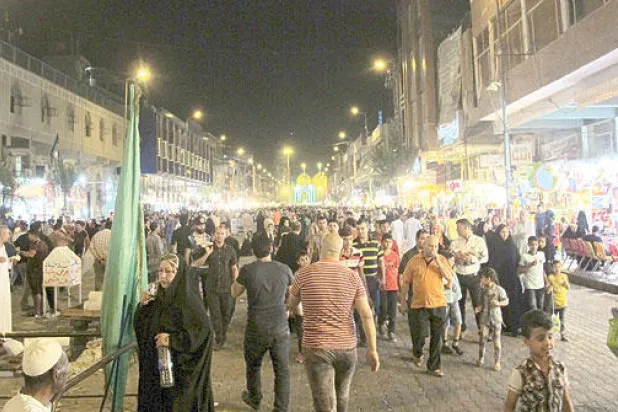 البغداديون يقضون أوقاتهم بعروض للأزياء وفي المقاهي حتى الفجر