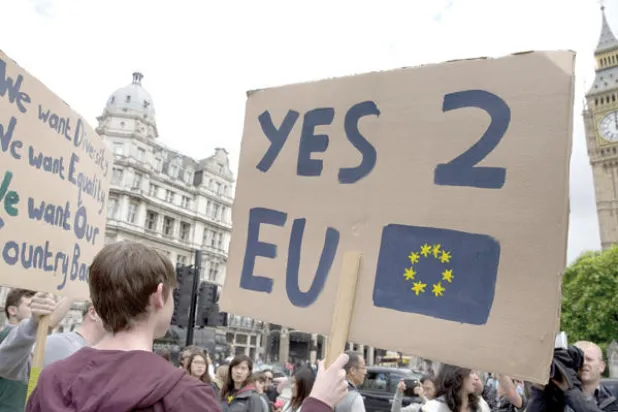 يافطة تقول: «نعم للاتحاد الأوروبي» أمام ساعة بيغ بن (أ.ف.ب)