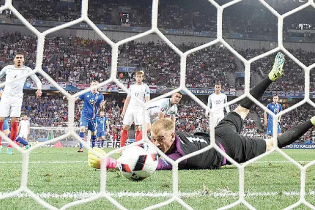 عدول آيسلندا عن «التمترس الدفاعي» خدع الإنجليز