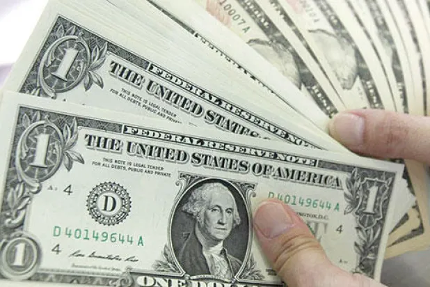 اللجوء إلى الدولار قد يعرض الاقتصاد العالمي لمخاطر جديدة