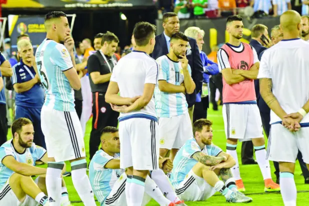 أحزان ميسي وزملائه في «كوبا أميريكا» (أ.ف.ب)