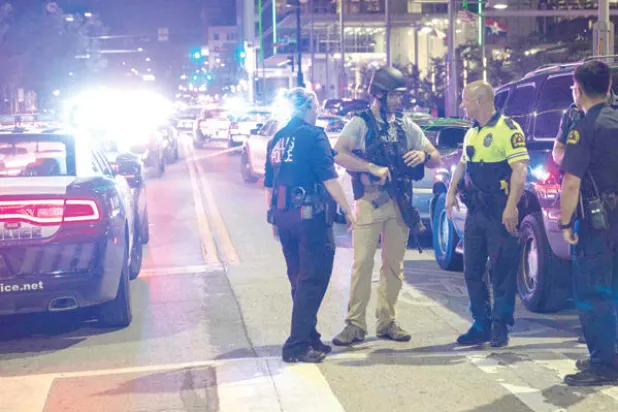 حرب شوارع ضد رجال الشرطة تهز دالاس الأميركية