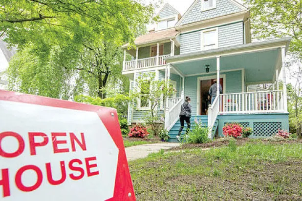 «حروب المزايدة العقارية» تنتقل من نيويورك إلى الضواحي