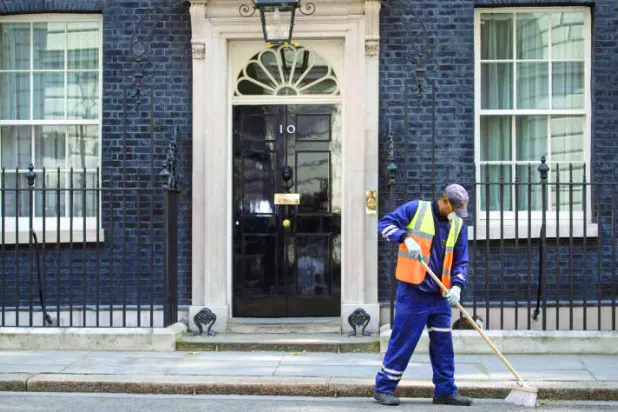 ماي في {10 داوننغ ستريت} اليوم وسط دعوات لانتخابات عامة