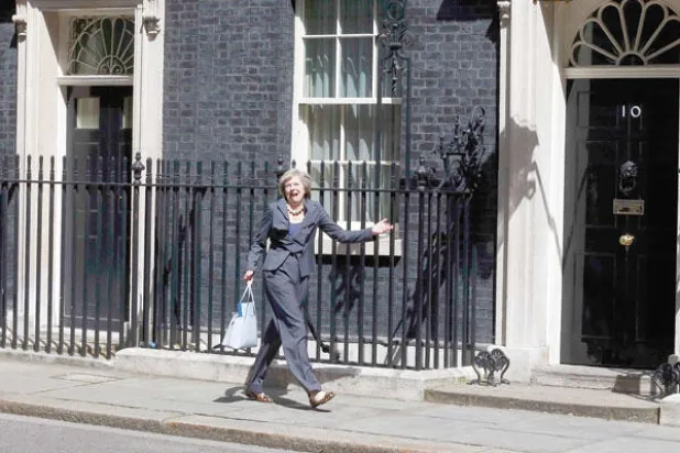 تيريزا ماي تنصب اليوم رسميًا وسط عواصف سياسياً