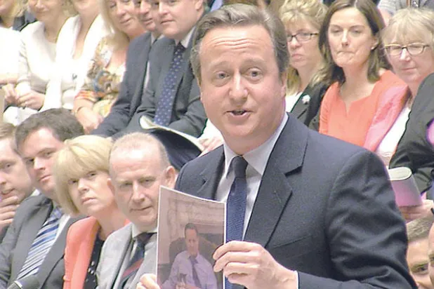 ديفيد كاميرون في البرلمان في آخر جلسة مساءلة يعرض أمام مجلس العموم صورته مع القط لاري الذي قيل إنه لن يغادر 10 داونينغ ستريت (رويترز)