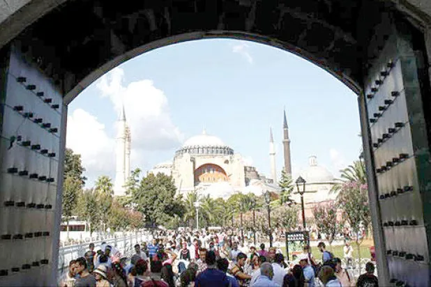 السياحة التركية في «نفق مجهول»