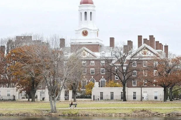 هل ينبغي إعفاء الجامعات الثرية من ضريبة الأملاك؟