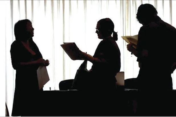 الخريجون الجدد.. بين نقص الخبرة ومديرين لا يريدون المغامرة