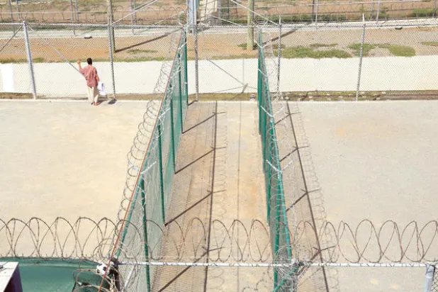 المعسكر السادس في غوانتانامو حيث الحراسة المخففة على السجناء (نيويورك تايمز)