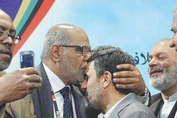 قاسم هاشم يقبل رأس محمود أحمدي نجاد الرئيس الإيراني السابق في لقاء لهما في طهران («الشرق الأوسط»)