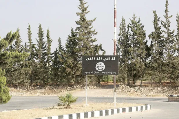 مدخل معسكر تنظيم {داعش} في منبج في سوريا (نيويورك تايمز)