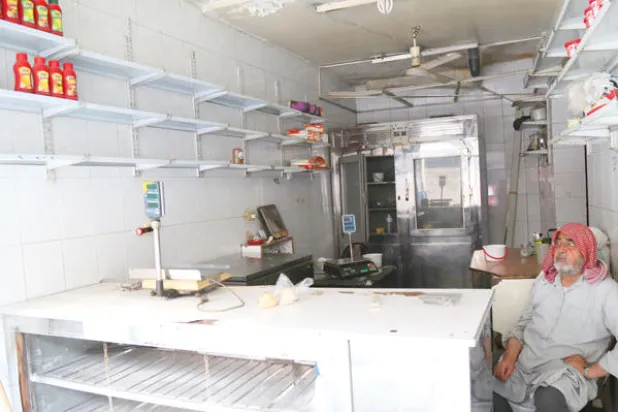 دكان صغير في مدينة حلب وبدا خاليًا من المواد التموينية بعد الحصار الذي فرضه النظام السوري بدعم روسيا وإيران و«حزب الله» («الشرق الأوسط»)