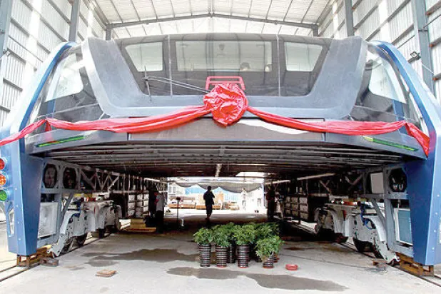 في تجربة عملية.. حافلة صينية معلقة تطفو فوق الشوارع