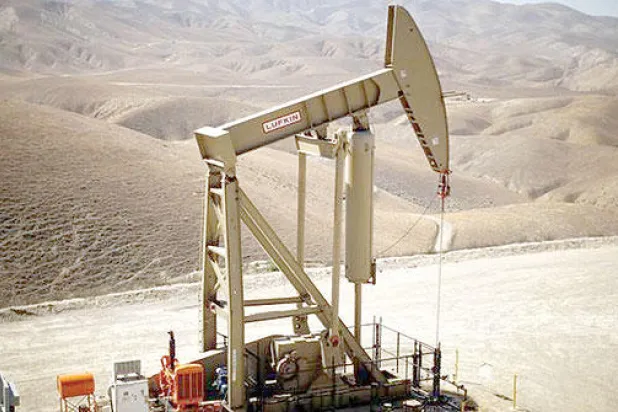 أسعار النفط تتراجع نتيجة وفرة المعروض وتفاؤل منتجي الخام الأميركي