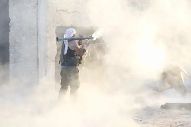 مقاتل من المعارضة في معركة الراموسة التي انطلقت بحلب يوم 6 أغسطس لفك الحصار عن المناطق الشرقية فيها («الشرق الأوسط»)