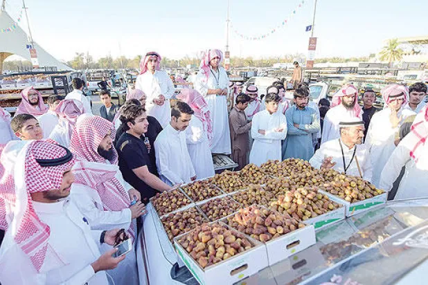 «السكري» يتصدر قائمة الطلب في مهرجان «بريدة للتمور»