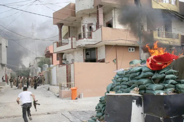 مقاتل كردي لدى مواجهة مسلحة جرت ضد ميليشيات شيعية في طوز خورماتو في ابريل الماضي (رويترز)