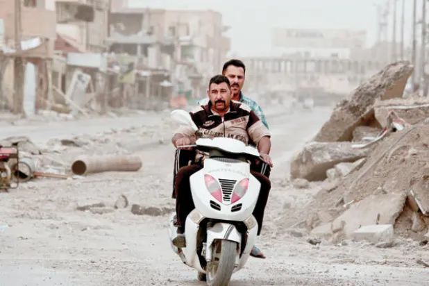 الآلاف من نازحي الأنبار يعودون إلى منازل مدمرة