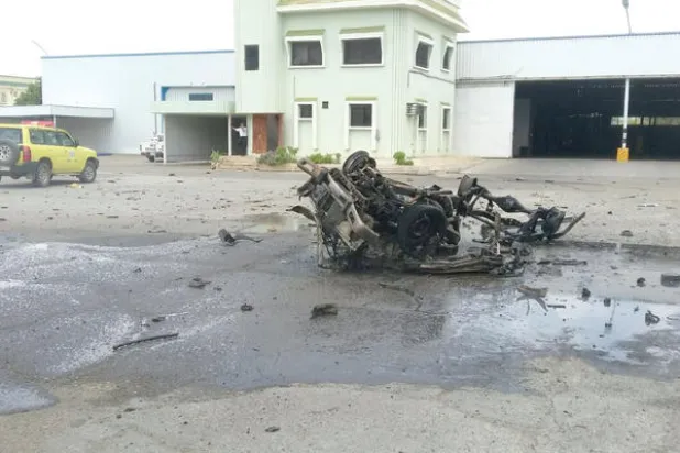 بقايا سيارة بعد إصابتها بالمقذوف بمصنع المياه في نجران أمس («الشرق الأوسط»)