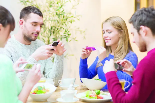 «عشاء بلا هواتف» حملة لاستعادة الروابط الأسرية على المائدة