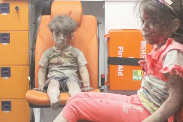 عمران.. طفل أبكى العالم لكنه لم يبكِ رغم جراحه