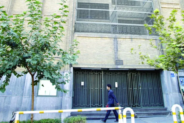 إيران تواصل إرهاب السفارات باحتجاز السفير الياباني