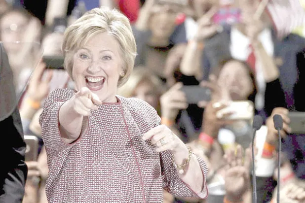 «الأغنياء» نقطة الفصل في التشريعات الضريبية لكلينتون وترامب