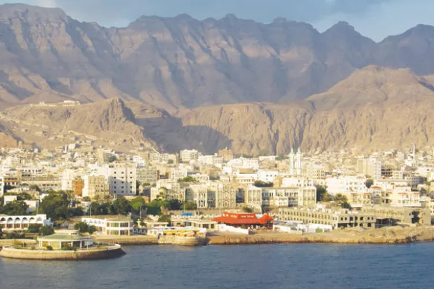 مدير «نفط عدن» لـ «الشرق الأوسط»: رصدنا تحسنًا تدريجيًا في توفير المشتقات.. ونحذر المتلاعبين