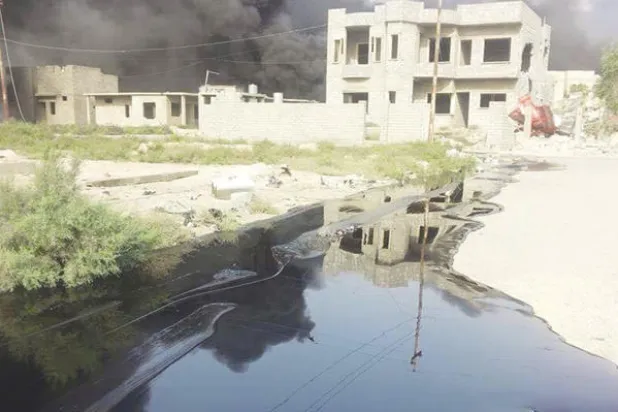 القيّارة بعد «داعش».. سماء ملبدة بالسحب السوداء وشوارع غارقة في النفط